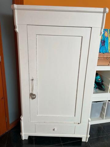 Brocante witte linnenkast beschikbaar voor biedingen