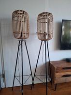 2 rotan vloerlampen met zwart metalen poten, Ophalen, Rotan industrieel, 100 tot 150 cm, Zo goed als nieuw