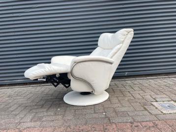 Zeer nette witte relax fauteuil / relax stoel himolla beschikbaar voor biedingen