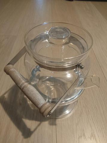 Glazen theepot met standaard beschikbaar voor biedingen