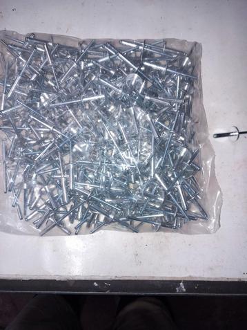Popnagel. Popnagels  beschikbaar voor biedingen
