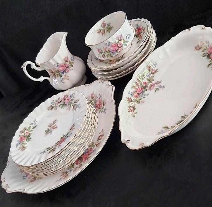 Royal Albert Moss Rose, Verzamelen, Porselein, Kristal en Bestek, Ophalen of Verzenden
