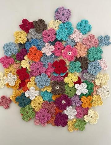 Gehaakte bloemen - 100 stuks beschikbaar voor biedingen