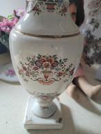 Vintage vaas op voet met decor bloemen, Antiek en Kunst, Curiosa en Brocante, Ophalen of Verzenden