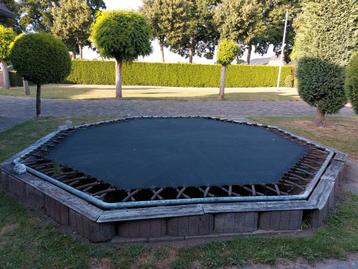 Grote trampoline 4,50 m doorsnee incl poten onderstel beschikbaar voor biedingen