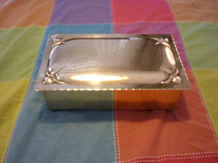 Antieke sigarendoos zeer mooi afgewerkt in zeer goede staat, Verzamelen, Rookartikelen, Aanstekers en Luciferdoosjes, Zo goed als nieuw