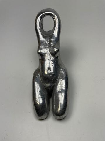 Vrouwenfiguur voor flessendisplay beschikbaar voor biedingen