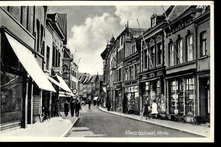 Venlo (L.), Vleeschstraat met winkels en volk, ca.1930, Verzamelen, Ansichtkaarten | Nederland, Ongelopen, Limburg, 1920 tot 1940