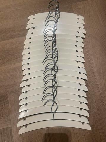 21 baby kleding hangers wit (26cm) beschikbaar voor biedingen