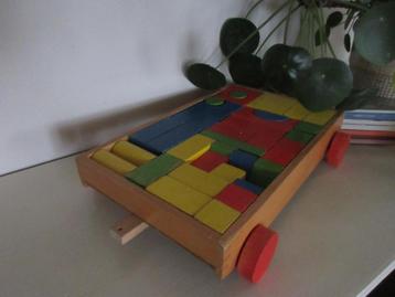 oude vintage houten blokkenkar met blokken beschikbaar voor biedingen