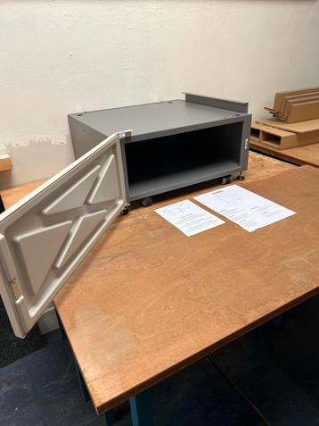 Metalen kastje deurtje magneetsluiting 4 wieltjes en 2 poten beschikbaar voor biedingen