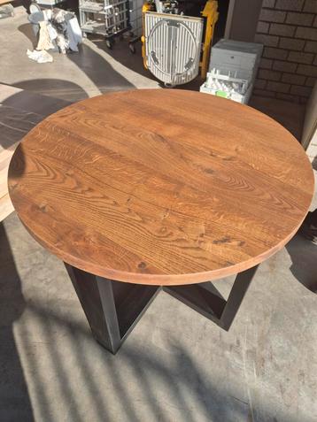 Ronde Eiken Tafel met Metalen Onderstel beschikbaar voor biedingen