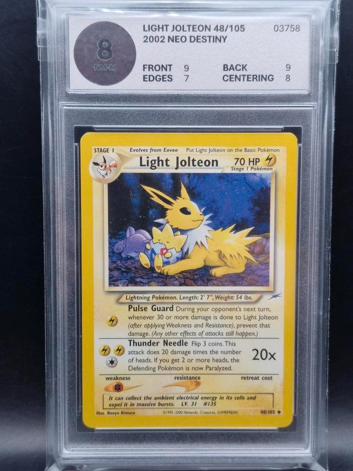 Light jolteon 2002 neo distiny #48 woetoe grading 8, Hobby en Vrije tijd, Verzamelkaartspellen | Pokémon, Zo goed als nieuw, Meerdere kaarten