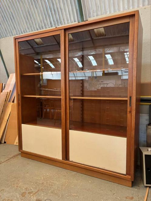 Vintage vitrinekast met schuifdeuren, Huis en Inrichting, Kasten | Buffetkasten, Gebruikt, 200 cm of meer, 150 tot 200 cm, 50 tot 75 cm