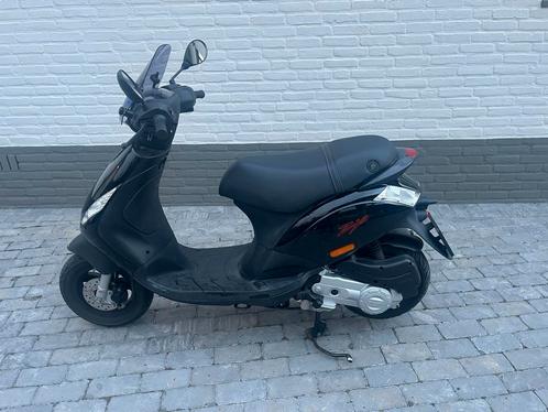 Piaggio Zip 2023 45 km/uur, Fietsen en Brommers, Scooters | Piaggio, Zo goed als nieuw, Zip, Maximaal 45 km/u, Benzine, Ophalen