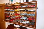Partij van 26 diverse auto's op schaal 1/18 met vitrinekast, Verzenden, Nieuw, Auto, Bburago