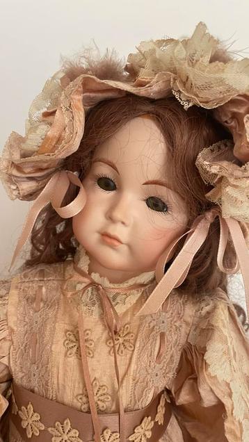 Antieke Porseleinen Pop met Jurk beschikbaar voor biedingen