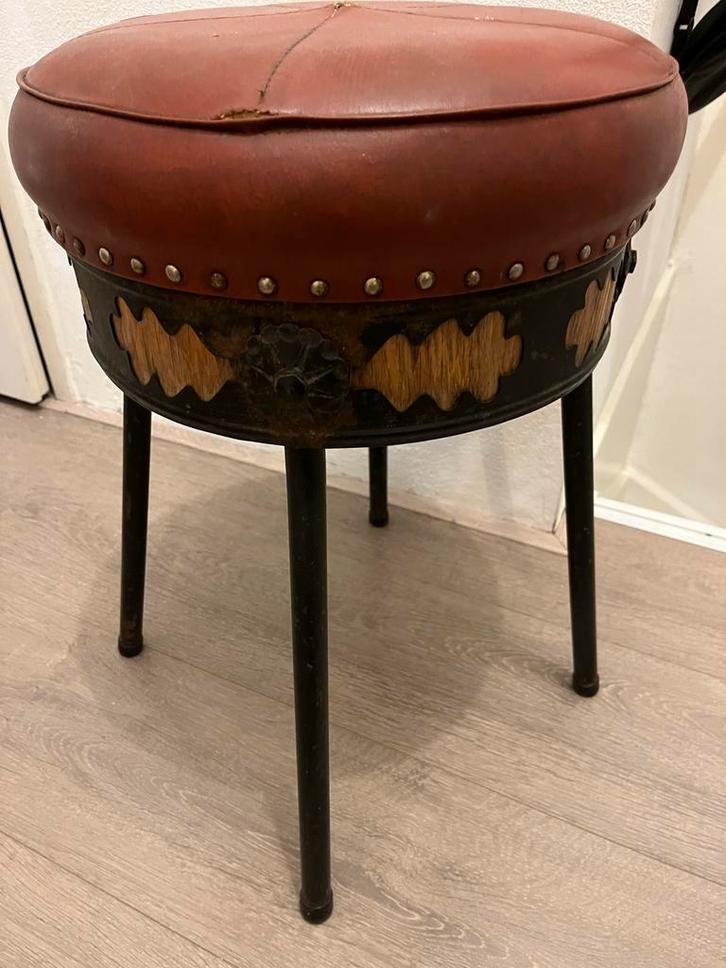 Unieke Kruk uit Berlijn met rood Leer en Metalen Details, Huis en Inrichting, Stoelen, Gebruikt, Eén, Leer, Bruin, Ophalen