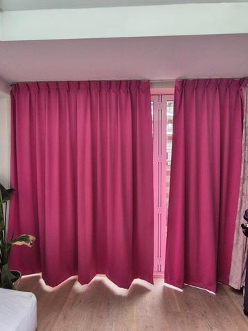 Roze Gordijnen beschikbaar voor biedingen