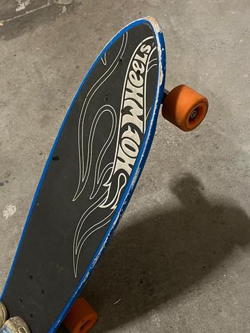 Skate Hot Wheels + knees/ elbows pads beschikbaar voor biedingen