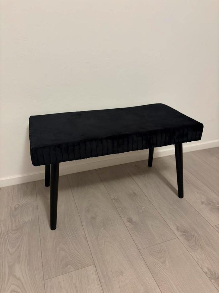 Zwart velours bankje met houten poten van Livarno, Huis en Inrichting, Banken | Voetenbanken en Poefen, Zo goed als nieuw, Minder dan 50 cm