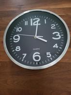 Klok.                     Rond., Ophalen of Verzenden, Gebruikt, Analoog, Wandklok