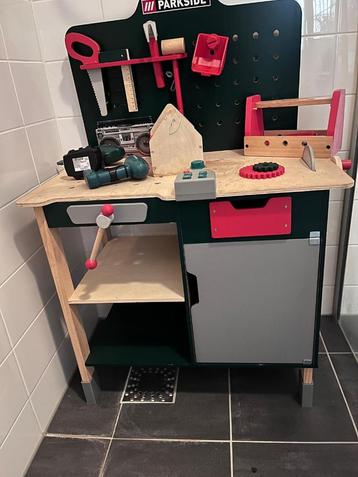 Houten werkbank voor kinderen beschikbaar voor biedingen
