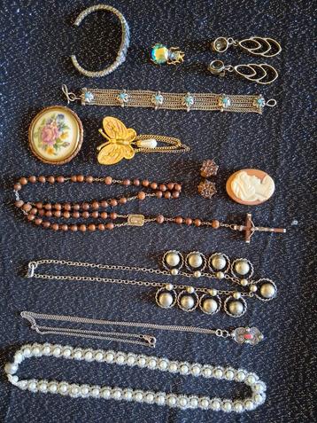 mooi partijtje vintage sieraden in 1 koop beschikbaar voor biedingen