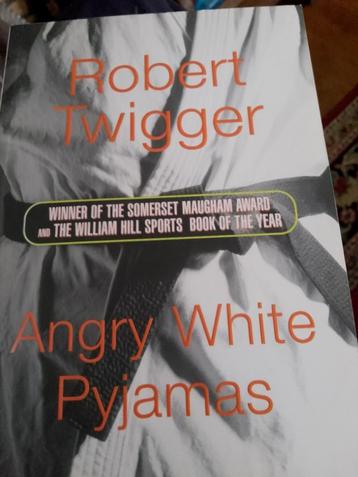 Angry white pyjamas twigger beschikbaar voor biedingen