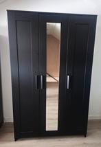 Zo goed als nieuwe zwarte Brimnes Ikea kledingkast, Huis en Inrichting, Kasten | Kledingkasten, Ophalen, 100 tot 150 cm, Met hangruimte