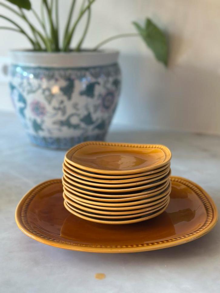 Driehoek Huizen Novoo Okergeel Taartschaal + 11 Schotels, Antiek en Kunst, Antiek | Keramiek en Aardewerk, Ophalen of Verzenden