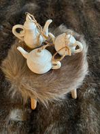 3 kleine theepotjes ter decoratie. Superlief! Wit met relief, Antiek en Kunst, Ophalen of Verzenden