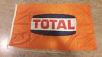 TOTAL Total vlag met logo op oranje 118 x 68 cm, Ophalen of Verzenden, Zo goed als nieuw