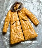 Gele lakjas donsjas mt M en 88 cm lang hoogglans nylonstof, Verzenden, Zo goed als nieuw, Maat 38/40 (M), Geel