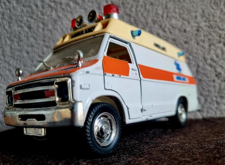 Polistil Dodge Van Ambulance 1980 - schaalmodel 1/34, Hobby en Vrije tijd, Modelbouw | Auto's en Voertuigen, Gebruikt, Auto, 1:32 tot 1:50