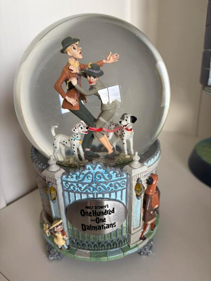 Disney 101 dalmatiers snowglobe met muziek, Verzamelen, Disney, Zo goed als nieuw, Beeldje of Figuurtje, Ophalen of Verzenden
