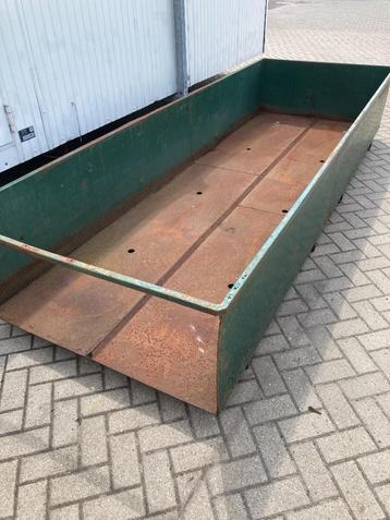 grootte stalen bak  beschikbaar voor biedingen
