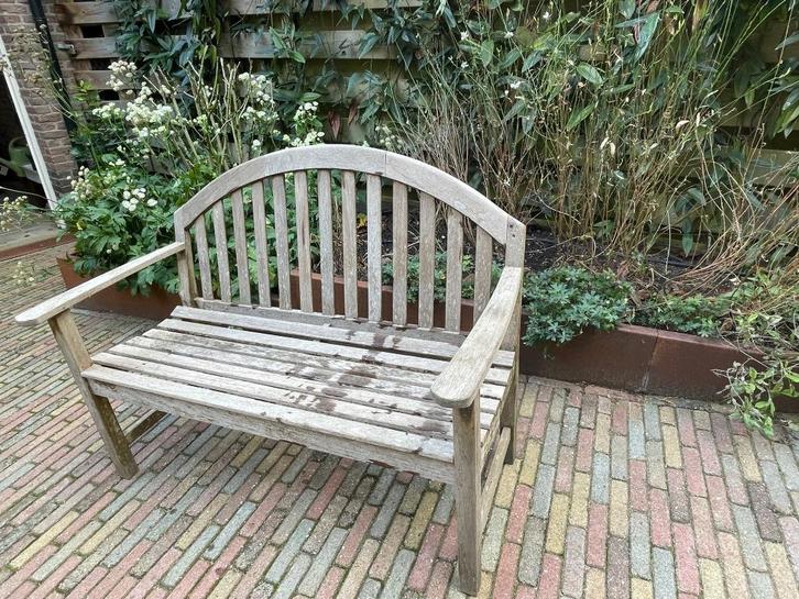 Engels teakhouten tuinbankje 2 zits, voor-/zijkant vergrijst, Tuin en Terras, Tuinstoelen, Gebruikt, Teakhout, Ophalen