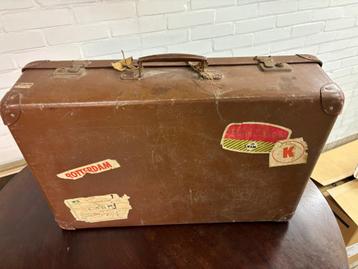 Oude vintage koffer retro beschikbaar voor biedingen