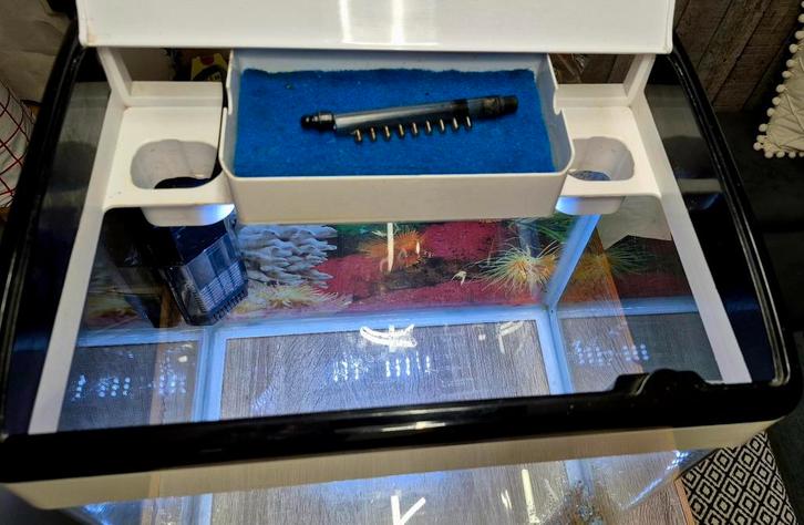 VERKOCHT - klein aquarium met filter en verlichting, Dieren en Toebehoren, Vissen | Aquaria en Toebehoren, Zo goed als nieuw, Leeg aquarium