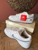 Nike SB Dunk Low Supreme Wit - Maat 48,5, Ophalen of Verzenden, Nieuw, Wit, Sneakers of Gympen