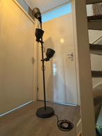 Hektar, staande lamp met 3 spots, donkergrijs (Ikea), Huis en Inrichting, Lampen | Vloerlampen, Ophalen, Zo goed als nieuw, Metaal