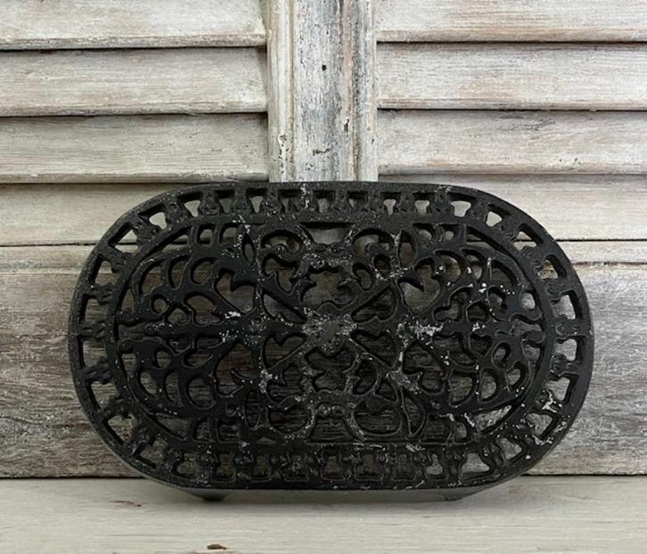 Gietijzeren onderzetter donkergrijs langwerpige onderzetter, Antiek en Kunst, Curiosa en Brocante, Ophalen of Verzenden