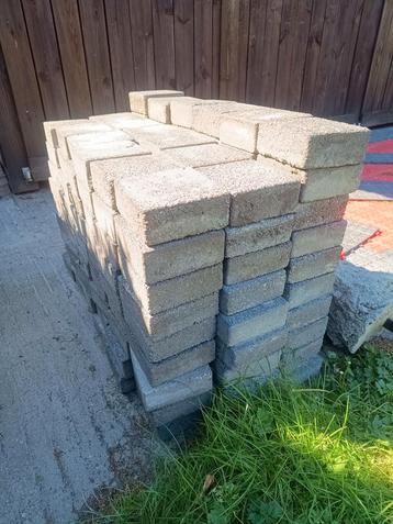 Straat stenen 15 x 15 , en waaltjes 5 x 20 . Gratis! beschikbaar voor biedingen