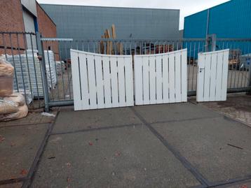 Te koop nog in hele goede staat verkerende houten inrijpoort beschikbaar voor biedingen