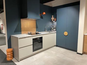 Showroommodel hoekkeuken grijs met blauw beschikbaar voor biedingen