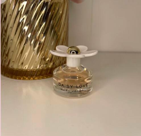 Daisy Love Marc Jacobs edp 4ML, Verzamelen, Parfumverzamelingen, Zo goed als nieuw, Miniatuur, Gevuld, Ophalen