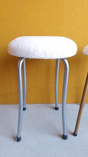 Vintage kruk met nieuwe teddy stoffering metalen pootjes beschikbaar voor biedingen