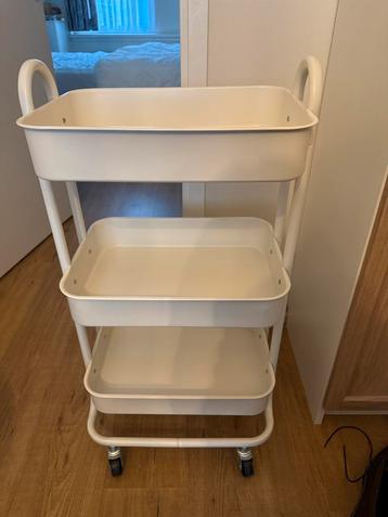Handig Opbergkastje met Wieltjes beschikbaar voor biedingen