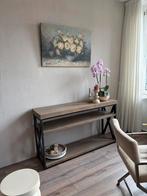 Stoere sidetable van vergrijsd hout met ijzer